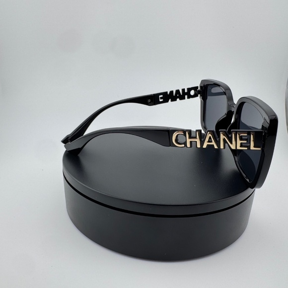 Chanel (Wayfarer) style sunglasses - Picture 3 of 6